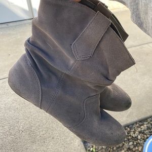 steve madden aker bootie taupe